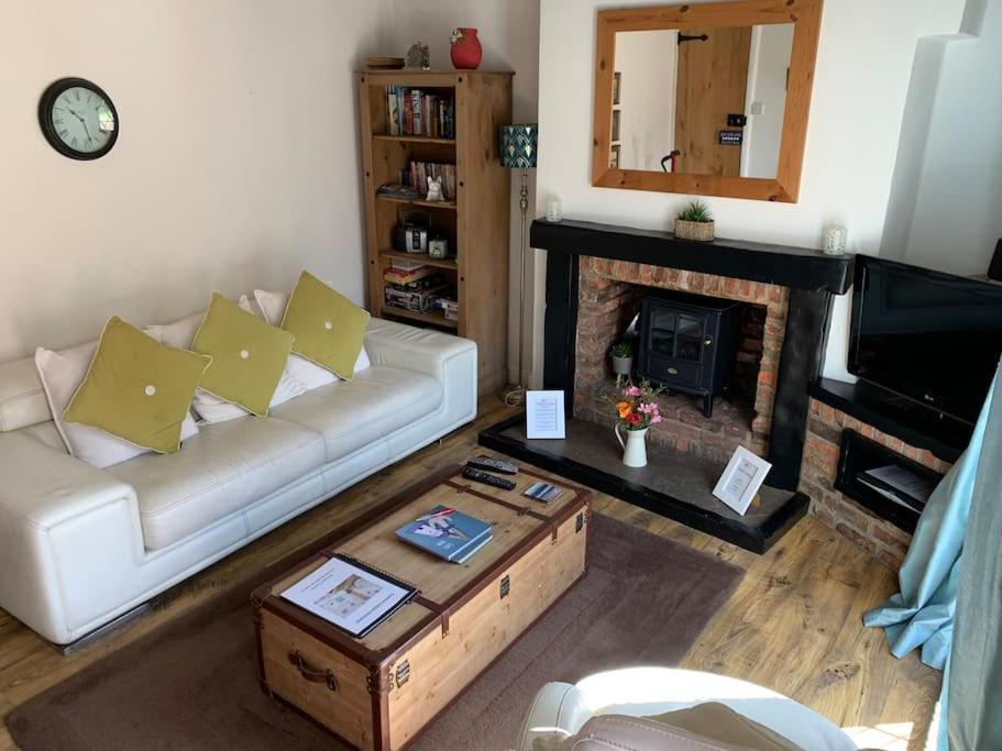 Award Winning Pet Friendly Paddock Cottage Whitby Esterno foto