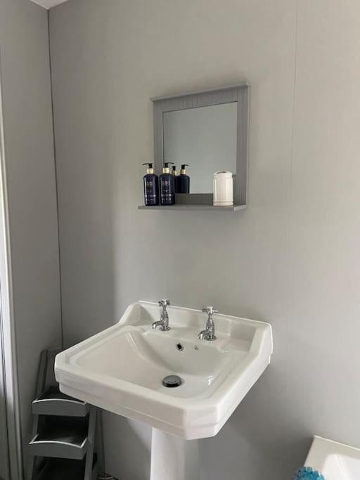 Award Winning Pet Friendly Paddock Cottage Whitby Esterno foto